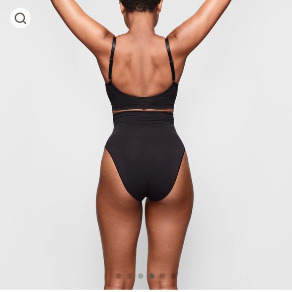 SKIMS CORE CONTROL BRIEF (S/M) - Picture 4 of 5